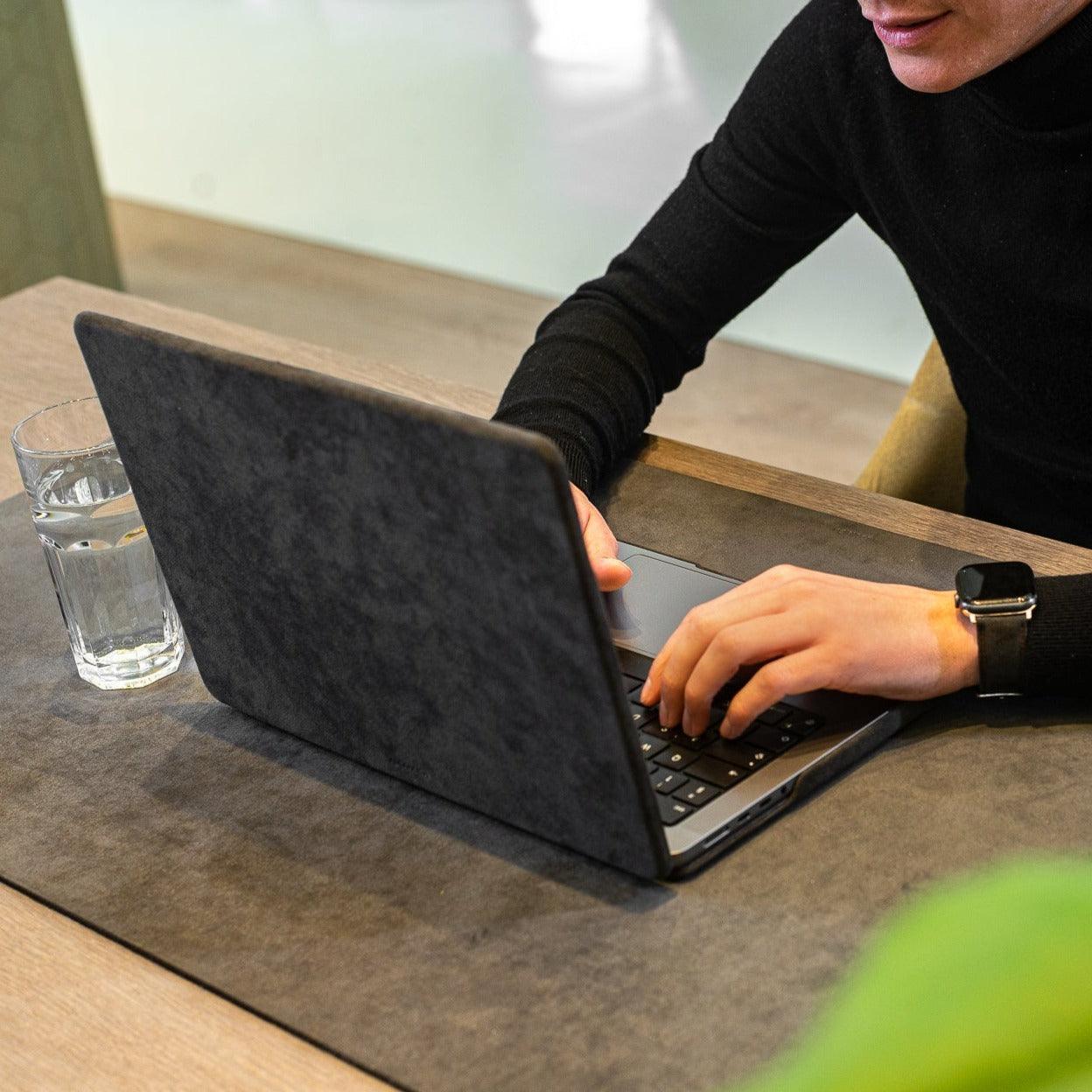 Alcantara MacBook Pro & Pro Max Cover - For 16 inch (2021 - 2024) - Space Grey - Alcanside